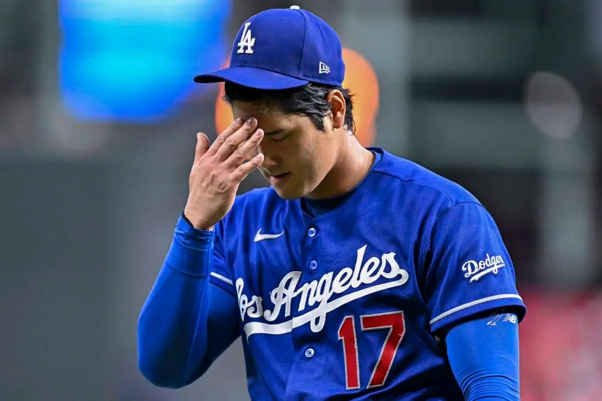 Alarma en Los Ángeles: Shohei Ohtani abandona el juego por inflamación en la rodilla