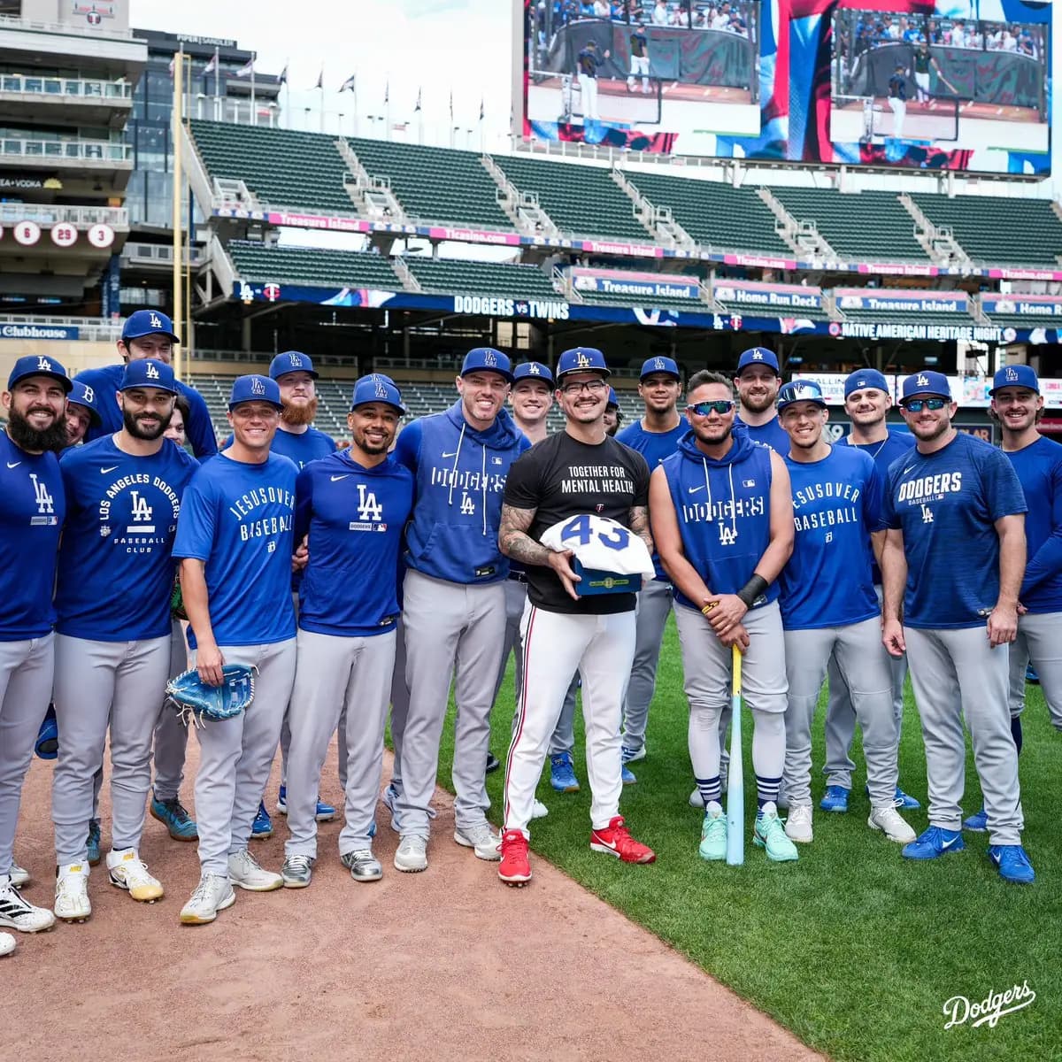 Dodgers entregan a Anthony Banda su anillo de Serie Mundial de 2025 antes de la serie ante Twins