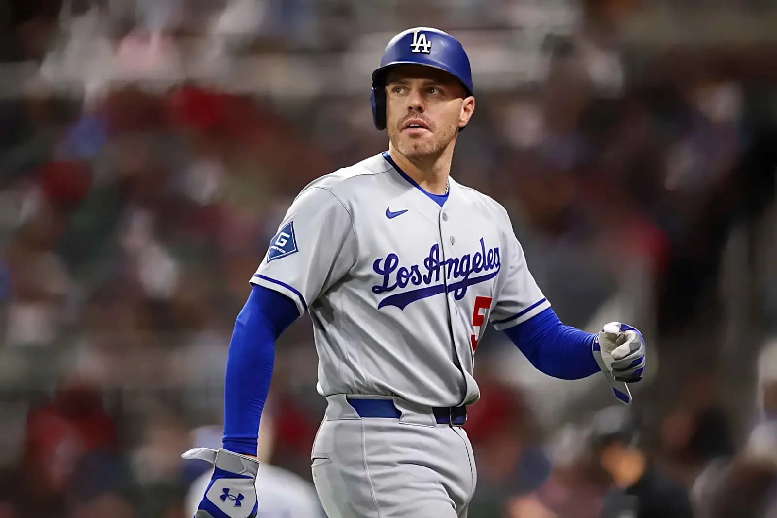 Freddie Freeman descansa por molestias en la rodilla derecha